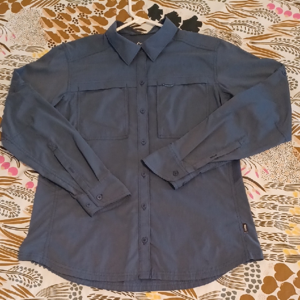 REI - WM Blue Button-Up Shirt Pockets, Tapered Button-up Sleeves,Venting